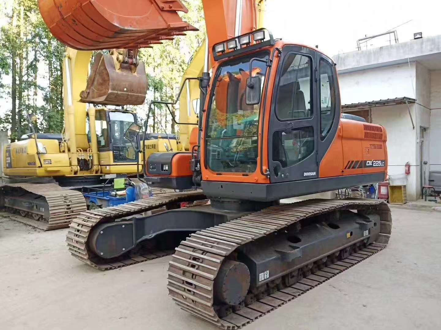 Doosan 225 image 2